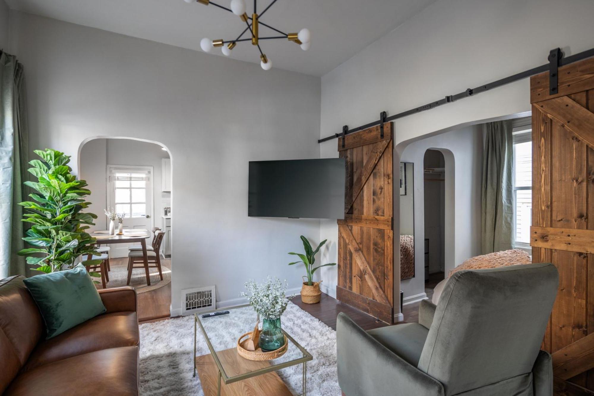 شقة Mid-Century Modern Retreat In Little Italy كليفلاند المظهر الخارجي الصورة