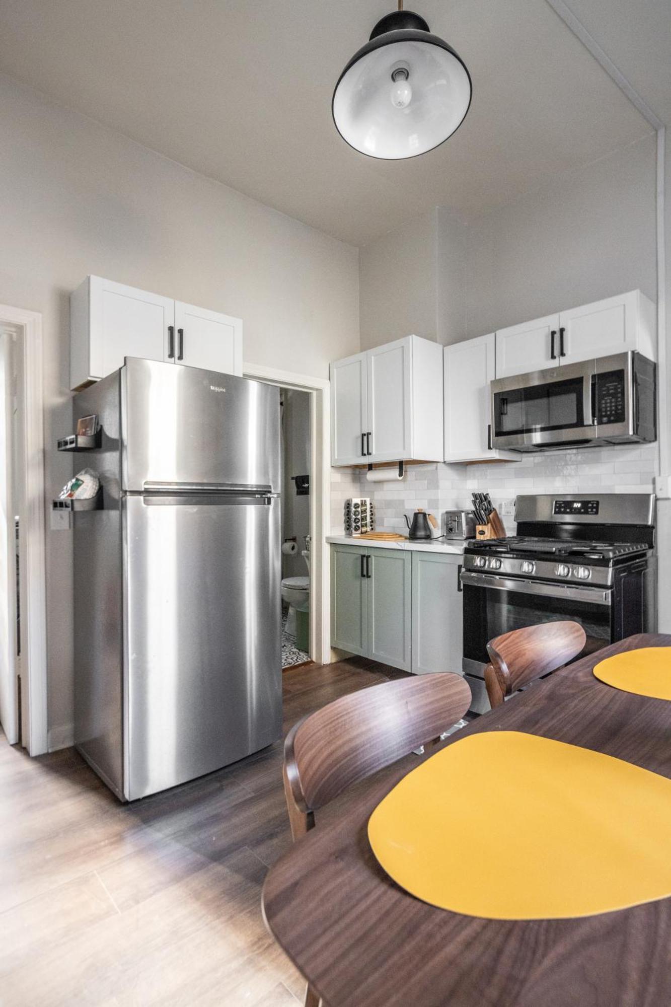 شقة Mid-Century Modern Retreat In Little Italy كليفلاند المظهر الخارجي الصورة