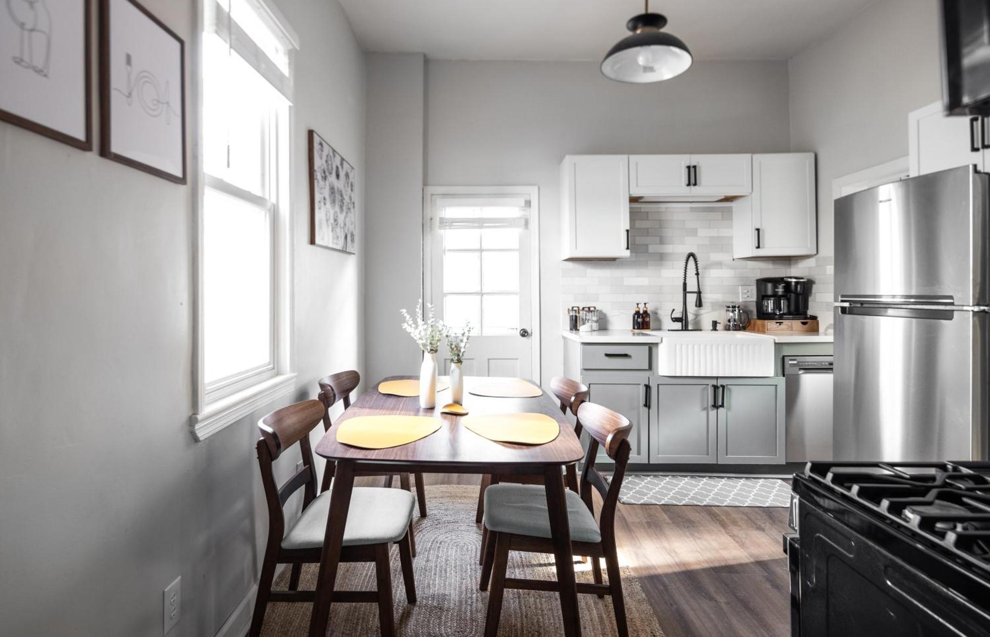شقة Mid-Century Modern Retreat In Little Italy كليفلاند المظهر الخارجي الصورة