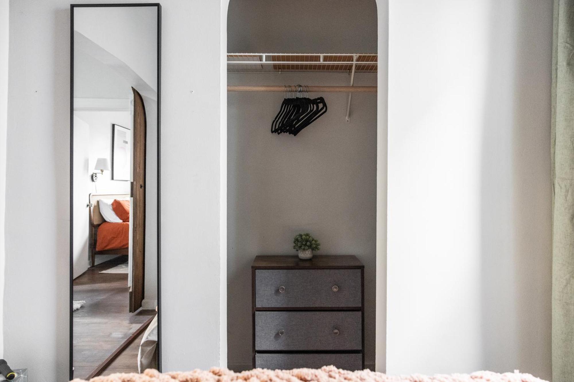 شقة Mid-Century Modern Retreat In Little Italy كليفلاند المظهر الخارجي الصورة