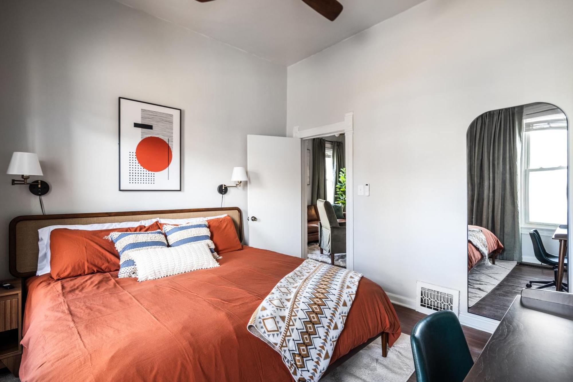 شقة Mid-Century Modern Retreat In Little Italy كليفلاند المظهر الخارجي الصورة