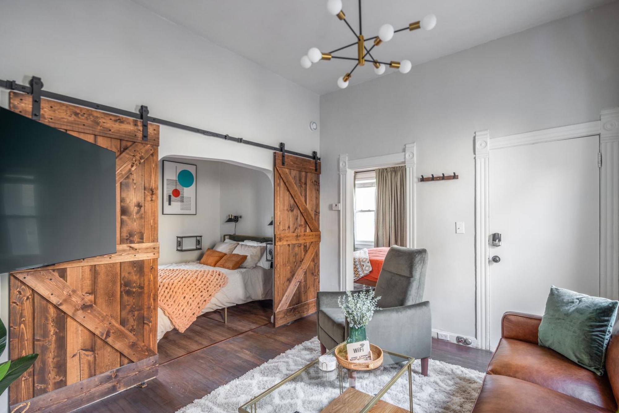 شقة Mid-Century Modern Retreat In Little Italy كليفلاند المظهر الخارجي الصورة