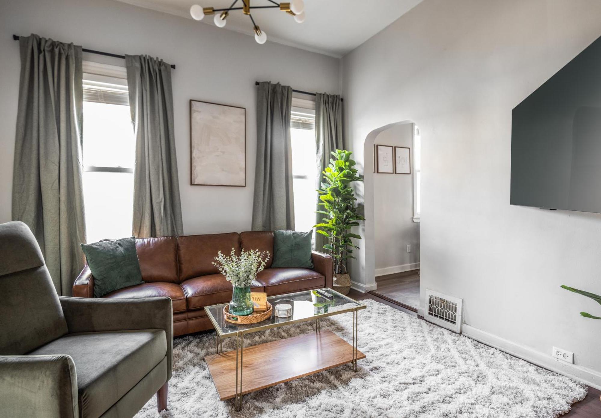شقة Mid-Century Modern Retreat In Little Italy كليفلاند المظهر الخارجي الصورة